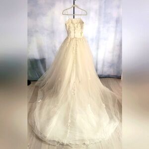 Brand New with tag - Magnificent ballgown Wedding Dress!